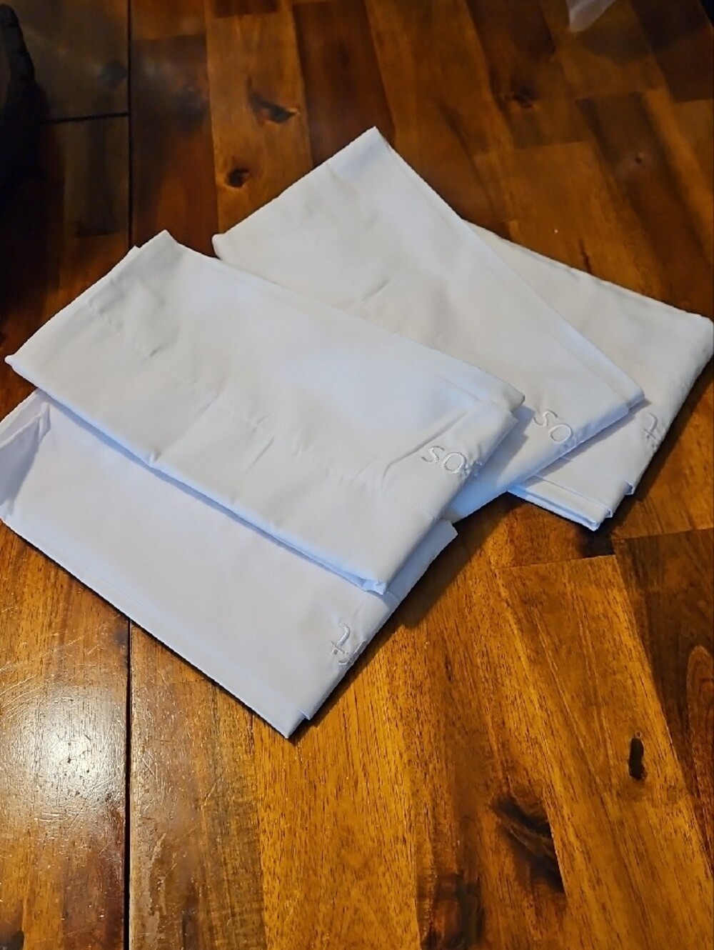 NWOT Set Of 4 Hotel KING sz Pillowcases "Soft" Embroidered On Them - Picture 2 of 3